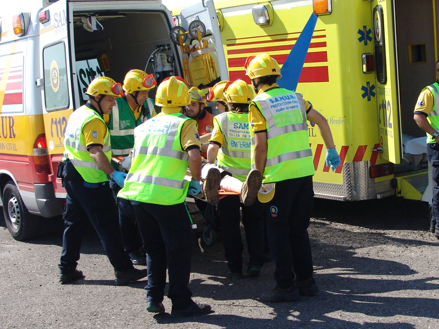 subida a ambulancia por personal sanitario de SAMUR